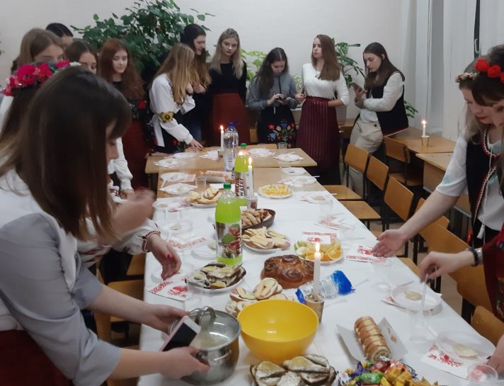 Готуємо стіл. Будемо частуватися